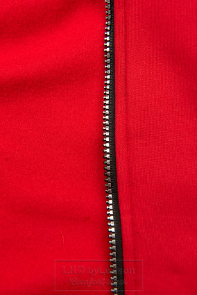 Czerwona bluza ze ściągaczem w pasie