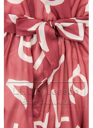 Ciemnoróżowa midi sukienka z nadrukiem w motywie liter