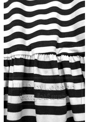 Czarno-biała luźna sukienka w paski II.