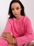 Różowy pleteny sweter na guziki
