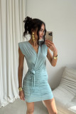 Miętowa mini sukienka z kopertowym dekoltem i ozdobnym paskiem