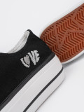 Czarne trampki z napisem Love