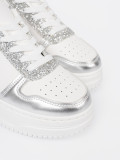 Biało-srebrne sneakersy z połyskującymi detalami