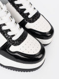 Czarno-białe sneakersy z połyskującymi srebrnymi detalami