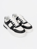Stylowe czarno-białe sneakersy z grubą podeszwą
