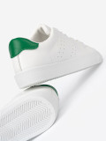 Klasyczne białe sneakersy z zielonym akcentem