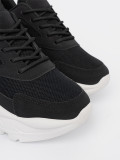 Czarne sportowe sneakersy na grubej białej podeszwie