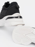 Czarne sportowe sneakersy na grubej białej podeszwie