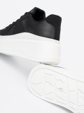 Klasyczne czarne sneakersy na grubej podeszwie