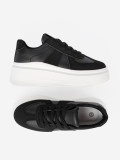 Klasyczne czarne sneakersy na grubej podeszwie