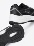 Czarne sneakersy z siateczką i białą podeszwą