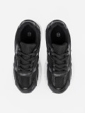 Czarne sneakersy z siateczką i białą podeszwą