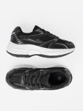 Czarne sneakersy z siateczką i białą podeszwą