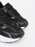 Czarne sneakersy z siateczką i białą podeszwą