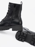 Stylowe czarne workery z metalowym detalem