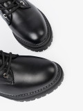 Stylowe czarne workery z metalowym detalem