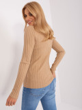 Camelowy dopasowany sweter z golfem