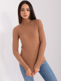 Ciemnocamelowy dopasowany sweter z golfem