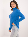 Niebieski sweter z golfem