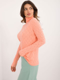 Brzoskwiniowy sweter z golfem