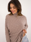 Elegancki beżowy sweter z golfem
