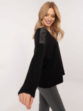 Elegancki czarny sweter z aplikacją