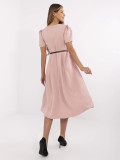 Elegancka midi sukienka w ciemnoróżowym