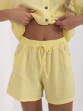 Stylowe szorty w jasnym żółtym kolorze