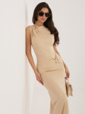 Beżowa ołówkowa sukienka midi bez rękawów