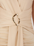 Beżowa elegancka sukienka midi z kopertowym dekoltem i marszczeniem