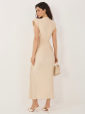 Beżowa elegancka sukienka midi z kopertowym dekoltem i marszczeniem