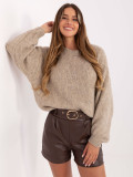Beżowy sweter z bufiastymi rękawami