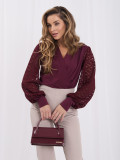 Eleganckie bordowe body z koronką i bufiastymi rękawami