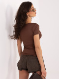 Elegancka brązowa bluzka z krótkim rękawem i marszczeniem