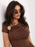Elegancka brązowa bluzka z krótkim rękawem i marszczeniem