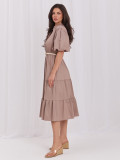 Brązowa rozkloszowana sukienka midi z paskiem i falbaną