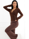 Elegancki brązowy sweter z kopertowym dekoltem w serek