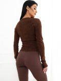 Elegancki brązowy sweter z kopertowym dekoltem w serek