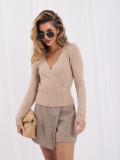 Elegancki ciemnobeżowy sweter z kopertowym dekoltem