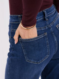 Ciemnoniebieskie mom jeans z wysokim stanem