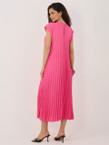 Elegancka różowa sukienka midi z kieszeniami