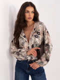Czarna bomberka w kwiaty z bufiastymi rękawami