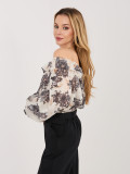 Czarna bluzka w kwiaty z hiszpańskim dekoltem
