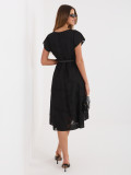 Czarna rozkloszowana sukienka midi z paskiem