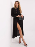 Czarna rozkloszowana sukienka midi z paskiem i broszką