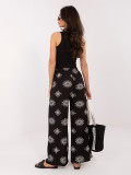 Czarne spodnie palazzo z paskiem i nadrukiem