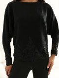 Elegancki czarny sweter z koronką