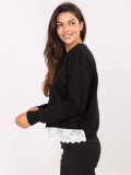Elegancki czarny sweter z koronką