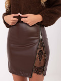 Elegancka mini spódnica z ekoskóry z koronką, brązowa