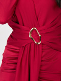 Czerwona elegancka sukienka maxi z długim rękawem i kopertowym dekoltem